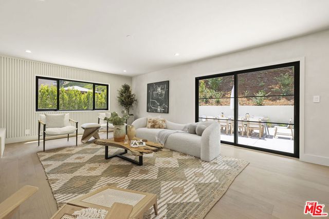 11268 Dona Lola Drive, Studio City, CA 91604