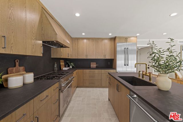 11268 Dona Lola Drive, Studio City, CA 91604