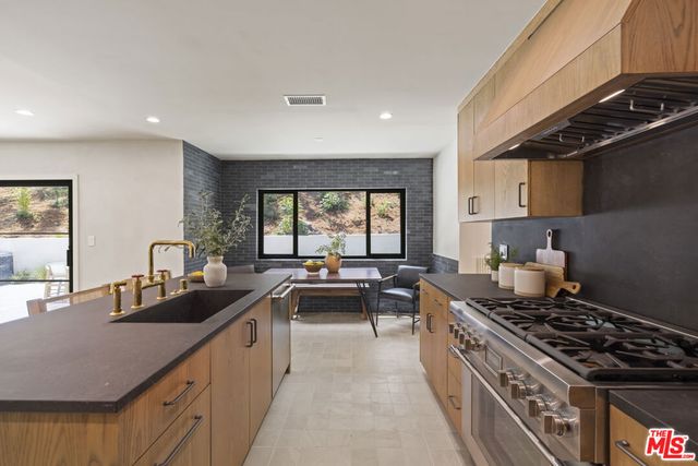 11268 Dona Lola Drive, Studio City, CA 91604