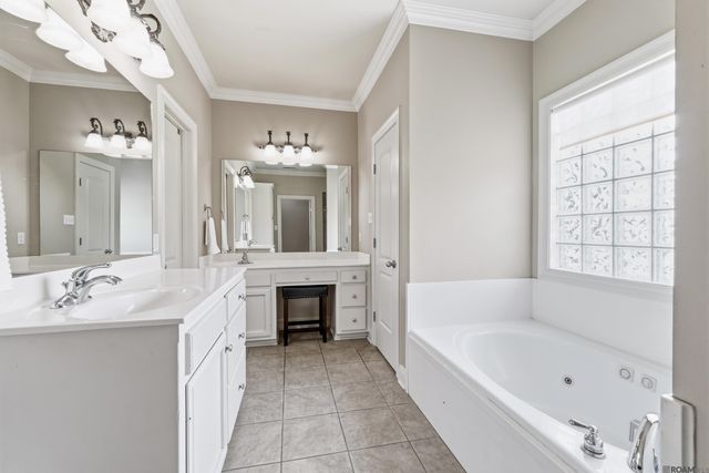 12292 Dutchtown Villa Dr, Geismar, LA 70734