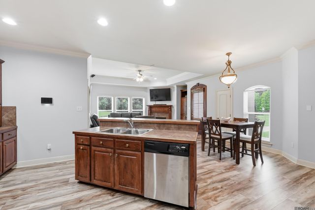 12292 Dutchtown Villa Dr, Geismar, LA 70734