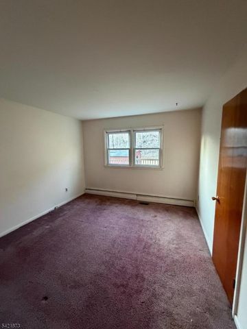 28 Carr St, Pompton Lakes Boro, NJ 07442