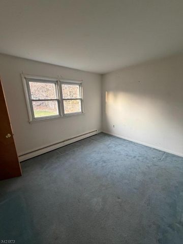 28 Carr St, Pompton Lakes Boro, NJ 07442