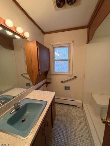 28 Carr St, Pompton Lakes Boro, NJ 07442
