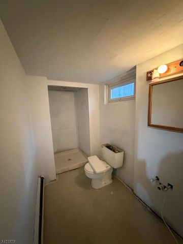 28 Carr St, Pompton Lakes Boro, NJ 07442