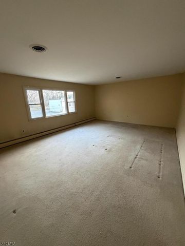 28 Carr St, Pompton Lakes Boro, NJ 07442