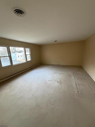 28 Carr St, Pompton Lakes Boro, NJ 07442