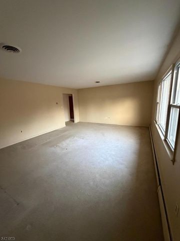 28 Carr St, Pompton Lakes Boro, NJ 07442