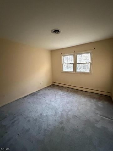 28 Carr St, Pompton Lakes Boro, NJ 07442