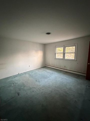 28 Carr St, Pompton Lakes Boro, NJ 07442