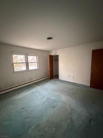 28 Carr St, Pompton Lakes Boro, NJ 07442