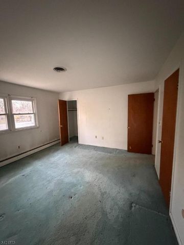 28 Carr St, Pompton Lakes Boro, NJ 07442