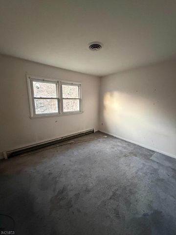 28 Carr St, Pompton Lakes Boro, NJ 07442
