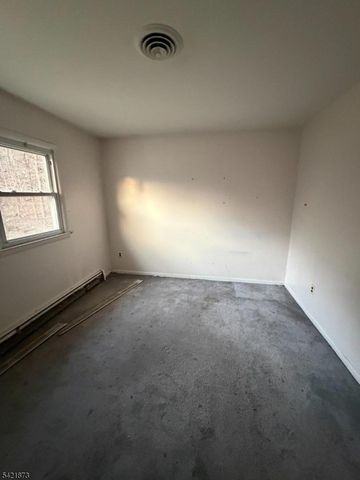 28 Carr St, Pompton Lakes Boro, NJ 07442