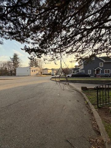 28 Carr St, Pompton Lakes Boro, NJ 07442