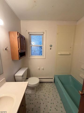 28 Carr St, Pompton Lakes Boro, NJ 07442