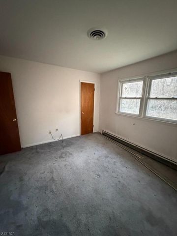 28 Carr St, Pompton Lakes Boro, NJ 07442