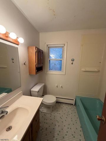 28 Carr St, Pompton Lakes Boro, NJ 07442