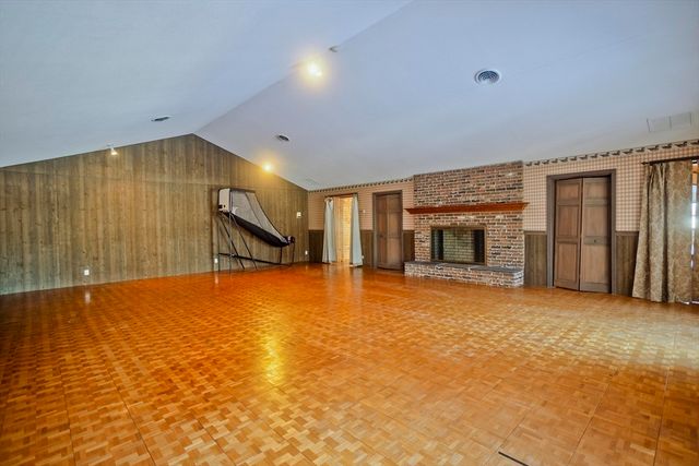 119 Oakridge St., Chicopee, MA 01020