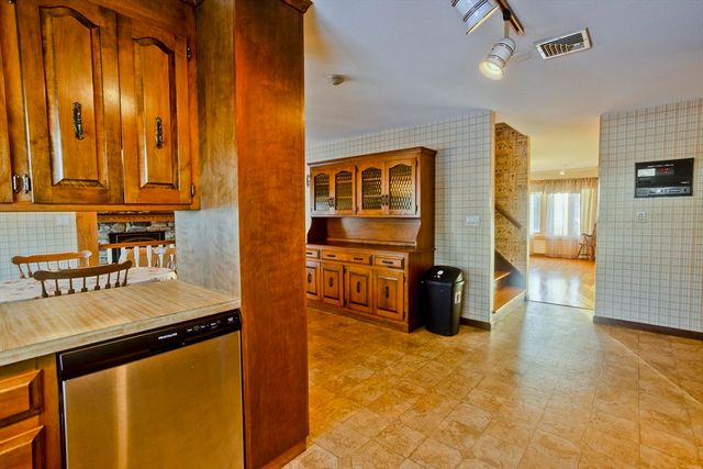 119 Oakridge St., Chicopee, MA 01020