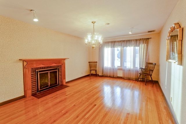 119 Oakridge St., Chicopee, MA 01020