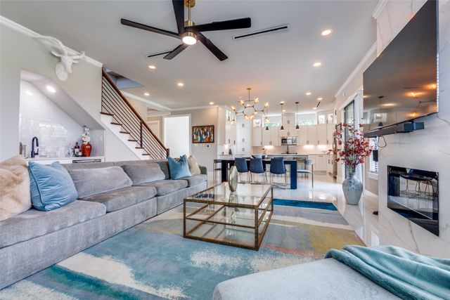 2043 Canada Drive, Dallas, TX 75212