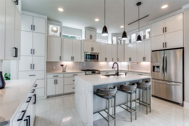 2043 Canada Drive, Dallas, TX 75212