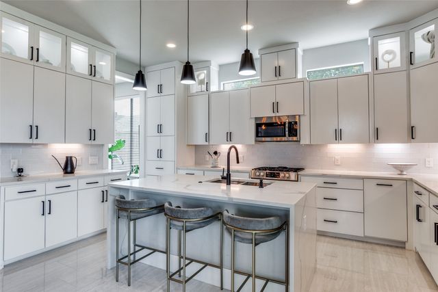 2043 Canada Drive, Dallas, TX 75212