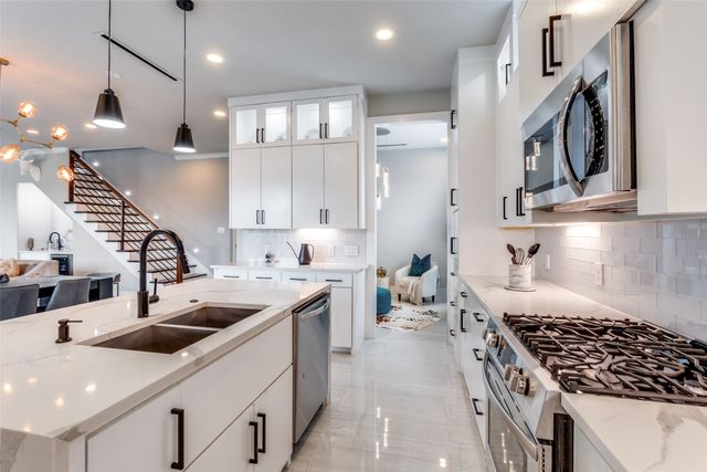 2043 Canada Drive, Dallas, TX 75212