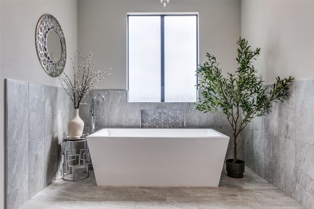 2043 Canada Drive, Dallas, TX 75212