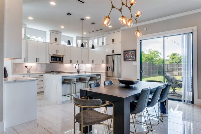 2043 Canada Drive, Dallas, TX 75212