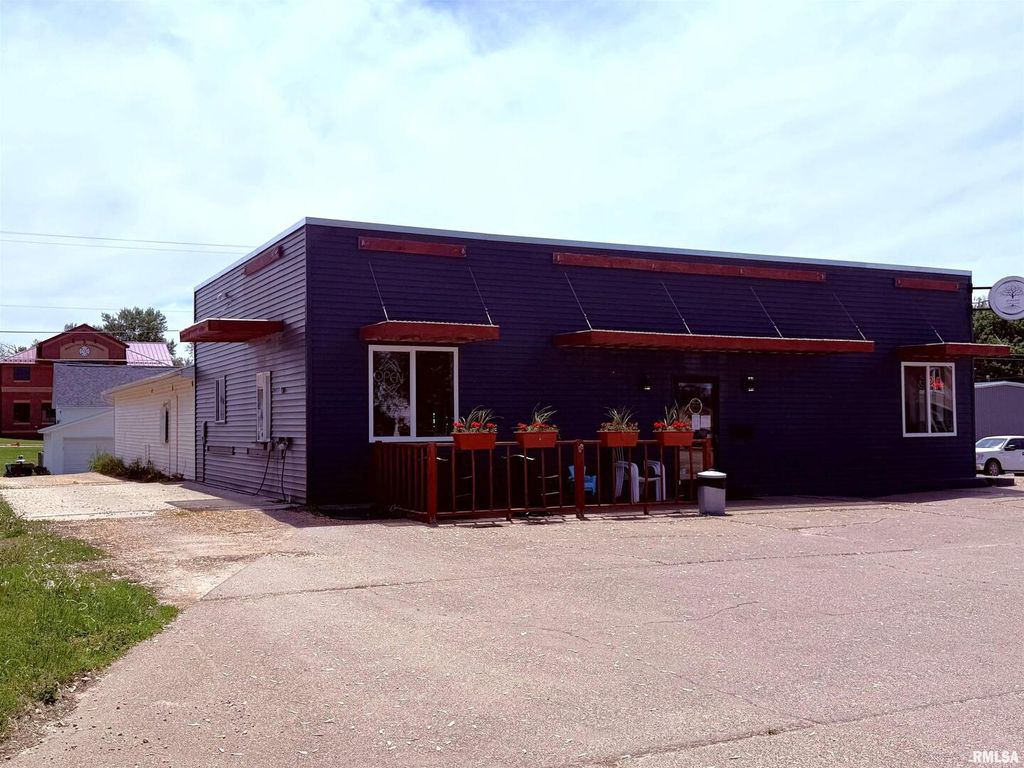 719 11TH Street, De Witt, IA 52742