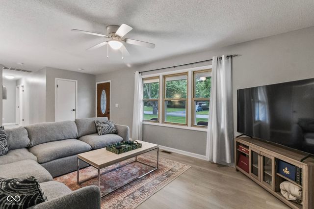 328 Fox Circle, Noblesville, IN 46060