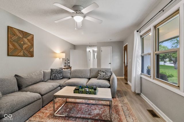 328 Fox Circle, Noblesville, IN 46060