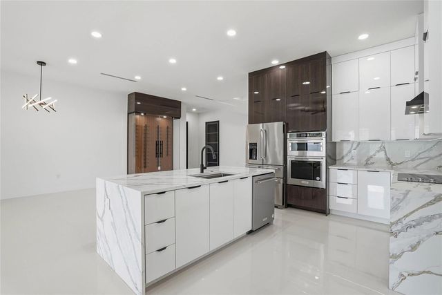 7013 N CLEARVIEW AVENUE, Tampa, FL 33614