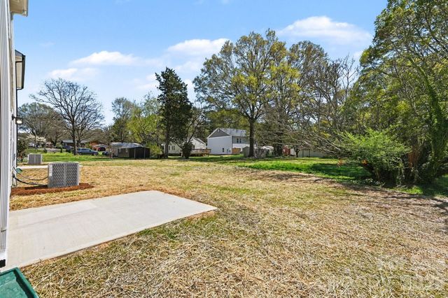 562 W Wilson Avenue, Mooresville, NC 28115