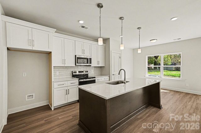 562 W Wilson Avenue, Mooresville, NC 28115