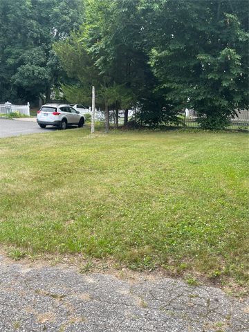 10 Starling Court, Coram, NY 11727