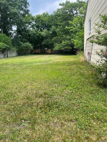 10 Starling Court, Coram, NY 11727