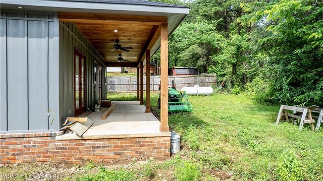 942 Strawberry Lane, Cedarville, AR 72932