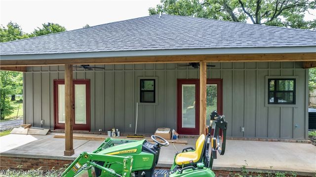 942 Strawberry Lane, Cedarville, AR 72932