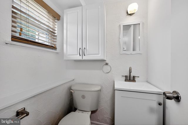 19 LANSBERRY DR, Burlington, NJ 08016