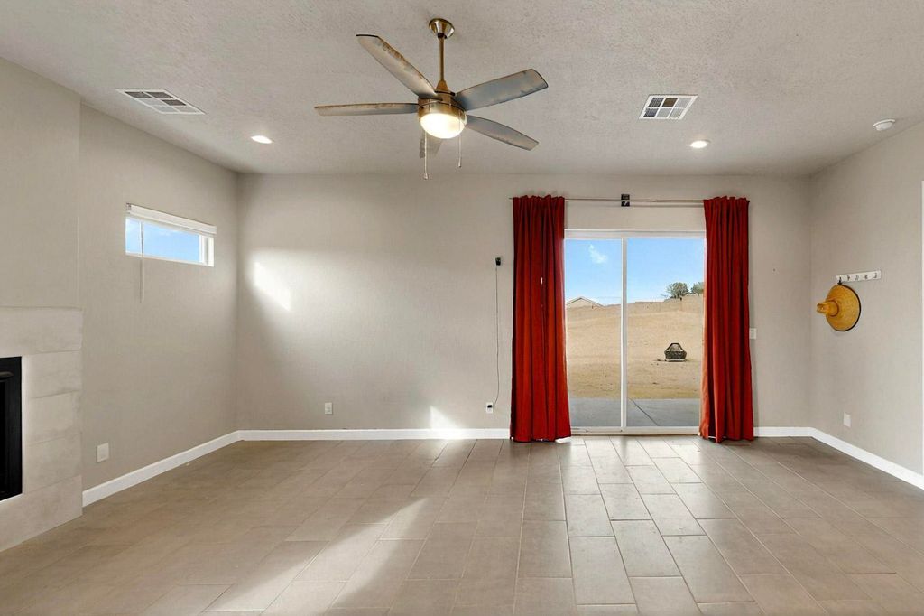 Image 8 of property listing at 3406 Falkirk Road NE, Rio Rancho, NM 87144