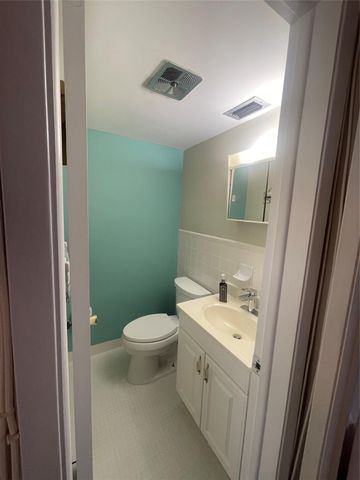 2050 NE 39th St S103, Lighthouse Point, FL 33064