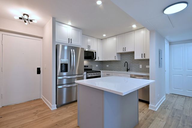 700 Wellington Avenue 207, Elk Grove Village, IL 60007