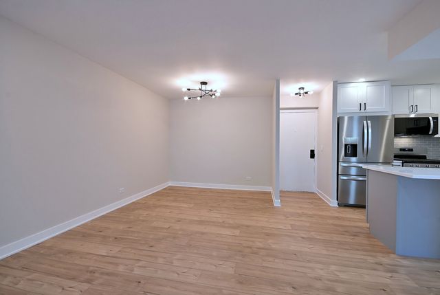 700 Wellington Avenue 207, Elk Grove Village, IL 60007