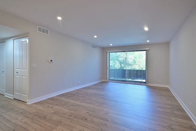 700 Wellington Avenue 207, Elk Grove Village, IL 60007