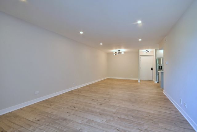700 Wellington Avenue 207, Elk Grove Village, IL 60007
