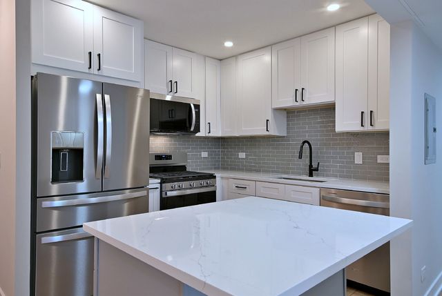 700 Wellington Avenue 207, Elk Grove Village, IL 60007