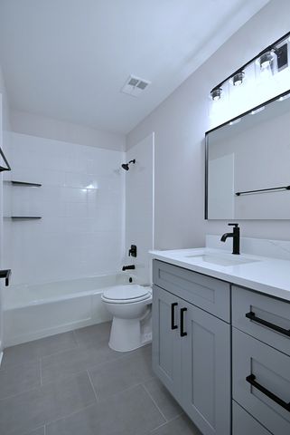 700 Wellington Avenue 207, Elk Grove Village, IL 60007